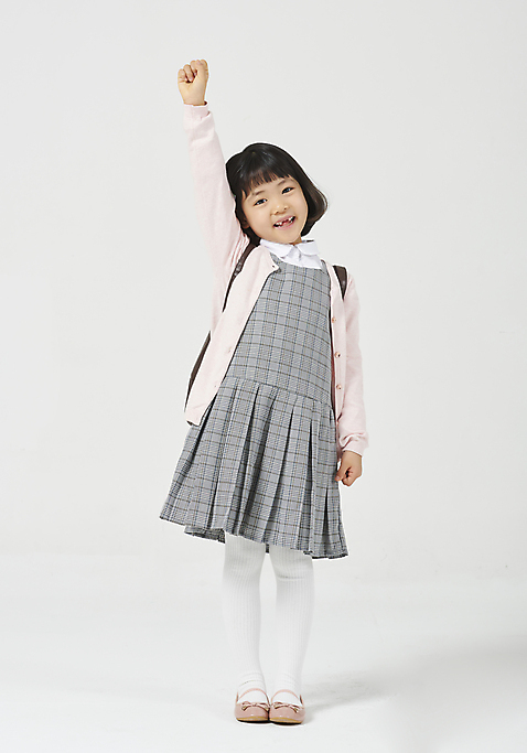 포토 JPG 스튜디오촬영 전신 응시 여자 딸 행복 어린이 모션 책가방 실내 한명 서기 누끼 사람 앞모습 손들기 유치원생 한국인 신학기 입학 호기심 흰배경 체크원피스 소녀한명만 미소_표정 소녀_어린이 국내포토 1 시선 원피스 교육 감정 뷰포인트 백그라운드 컨셉 가방 가족 표정 동양인 내부 흰색 여자한명만 소녀만 파일형식