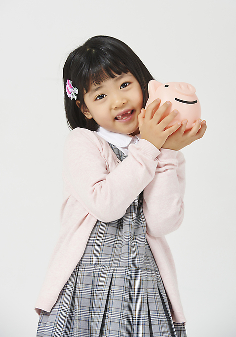 포토 JPG 스튜디오촬영 응시 여자 딸 행복 어린이 모션 실내 한명 들기 누끼 사람 상반신 앞모습 금융 유치원생 한국인 돼지저금통 호기심 흰배경 체크원피스 소녀한명만 금융의날 미소_표정 소녀_어린이 국내포토 1 시선 원피스 감정 뷰포인트 백그라운드 컨셉 가족 표정 동양인 내부 경제 저금통 흰색 여자한명만 소녀만 파일형식 법정기념일