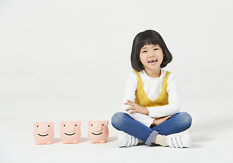 포토 JPG 스튜디오촬영 전신 응시 여자 딸 행복 어린이 모션 실내 한명 누끼 사람 앉기 앞모습 캐주얼 금융 유치원생 한국인 돼지저금통 세개 즐거움 호기심 흰배경 소녀한명만 금융의날 미소_표정 소녀_어린이 국내포토 1 시선 옷 감정 뷰포인트 백그라운드 컨셉 가족 표정 3 동양인 내부 경제 저금통 흰색 여자한명만 소녀만 파일형식 법정기념일