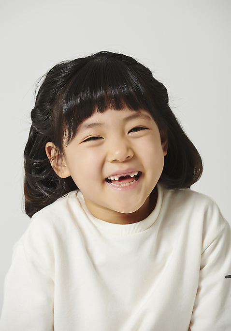 포토 JPG 스튜디오촬영 여자 행복 감정 어린이 회색배경 실내 표정 한명 웃음 앉기 근접촬영 상반신 앞모습 표현 즐거움 소녀한명만 미소_표정 소녀_어린이 국내포토 1 뷰포인트 백그라운드 모션 사람 내부 회색 여자한명만 소녀만 파일형식