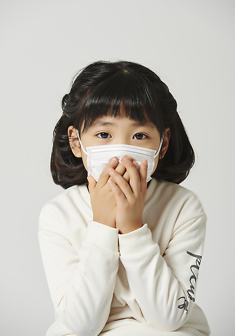 포토 JPG 스튜디오촬영 여자 감정 어린이 회색배경 실내 표정 마스크 한명 앉기 근접촬영 상반신 앞모습 표현 환경오염 오염 감기_질병 대기오염 입가림 소녀한명만 미세먼지 코로나바이러스 소녀_어린이 국내포토 1 뷰포인트 백그라운드 컨셉 모션 사람 내부 회색 가림 바이러스 질병 먼지 여자한명만 소녀만 파일형식