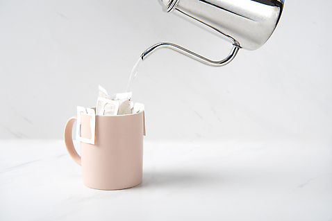 포토 JPG 스튜디오촬영 주전자 티타임 실내 누끼 사람없음 카페 머그컵 붓기 오브젝트 흰배경 드립커피 드립백 국내포토 커피 백그라운드 모션 주방용품 휴식 내부 컵 상점 흰색 파일형식