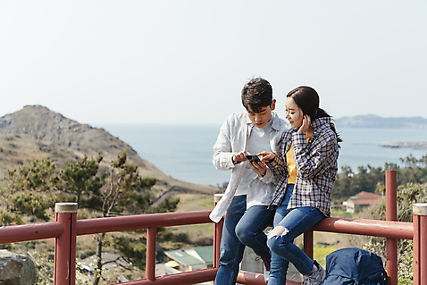 포토 자연요소 시선 계절 감정 길 뷰포인트 여행 컨셉 가방 관계 모션 레저 한국 사람 동양인 손짓 청년 장년 핸드폰 스마트기기 제주도 생태계 서귀포 파일형식 마을 용머리해안 바다 풍경_경치 배낭 가리킴 스마트폰 응시 난간 기댐 옆모습 전신 JPG 주간 야외 커플 트래킹 제주도여행 친구 사랑 올레길 국내여행 봄 아웃도어 자연 30대 20대 한국인 두명 성인 여자 남자 다정 성인만 국내포토