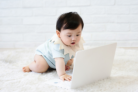 포토 1 시선 감정 뷰포인트 백그라운드 컨셉 모션 실내 사람 동양인 내부 전자제품 흰색 남자한명만 남자아기만 파일형식 보호 성장 앞모습 전신 교육 알림 쇼핑 만지기 응시 노트북 JPG 남자 아기 한명 한국인 스튜디오촬영 남자아기한명만 흰배경 호기심 귀여움 국내포토