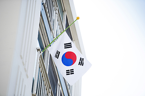 포토 자연요소 기념일 감정 뷰포인트 주택 건물 국기 6월 파일형식 호국보훈의달 JPG 애국심 국경일 태극기 현충일 주간 야외 애도 사람없음 슬픔 아파트 로우앵글 추모 조기게양 국내포토
