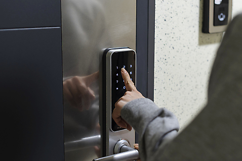 포토 1 라이프스타일 손 감정 컨셉 모션 안전 사람 동양인 청년 성인 내부 신체부위 문 여자한명만 성인여자만 파일형식 터치 누름 암호 JPG 보안 방범 치안 공포 불안 자취 우먼라이프 실내 20대 한국인 무서움 한명 성인여자한명만 여자 사회이슈 현관문 싱글라이프 한손 국내포토