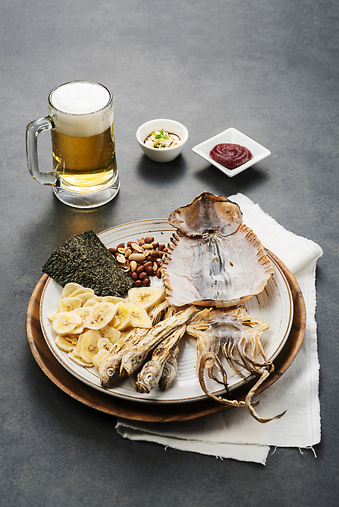 포토 백그라운드 연체동물 주류 실내 어류 내부 검은색 수중동물 견과류 양념 소스_음식 가공식품 오징어 파일형식 맥주 JPG 오브젝트 안주 사람없음 마른안주 건조 건어물 스튜디오촬영 소스 마요네즈 고추장 바나나칩 땅콩 노가리 김구 말린오징어 검은배경 국내포토