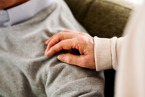 포토 JPG 손 부부 여자 노년 남자 거실 집안 실내 사람 근접촬영 두명 신체부위 실버라이프 믿음 노부부 한국인 실버 60대 어깨 걱정 70대 위로 부부라이프 노인만 국내포토 라이프스타일 커플 감정 뷰포인트 동양인 성인 내부 성인만 파일형식