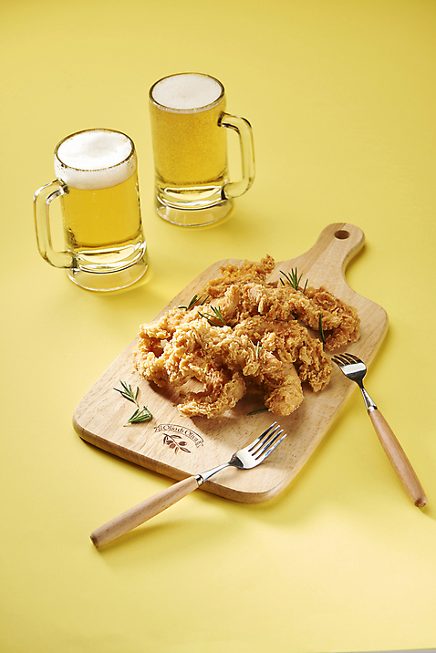 포토 JPG 스튜디오촬영 포크 생맥주 실내 사람없음 치킨 프라이드치킨 오브젝트 야식 나무도마 노란배경 치맥 국내포토 식기 백그라운드 도마 맥주 내부 목재 노란색 닭고기요리 파일형식