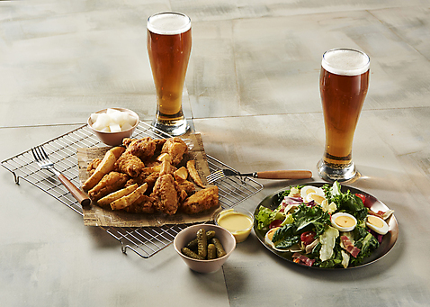 포토 음식 맥주 실내 내부 치킨 양념 닭고기요리 파일형식 소스 치킨무 치맥 JPG 오브젝트 스튜디오촬영 사람없음 바닥 샐러드 생맥주 야식 국내포토 프라이드치킨