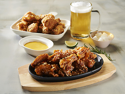 포토 JPG 스튜디오촬영 바닥 생맥주 실내 사람없음 치킨 프라이드치킨 소스_음식 오브젝트 야식 치킨무 치맥 국내포토 음식 맥주 내부 양념 닭고기요리 파일형식