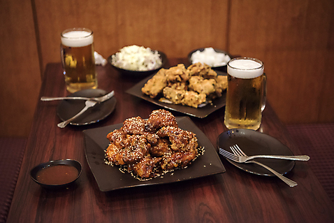 포토 JPG 그릇 포크 생맥주 실내 사람없음 식당 치킨 프라이드치킨 소스_음식 오브젝트 야식 치킨무 치맥 국내포토 식기 음식 맥주 내부 상점 양념 닭고기요리 파일형식