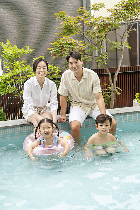 포토 JPG 주간 전신 나무 응시 여자 남자 수영복 딸 행복 아들 어린이 가족 물놀이 엄마 가족여행 야외수영장 남매 앉기 소년 여러명 성인 야외 앞모습 30대 여름휴가 바캉스 한국인 가족라이프 아빠 즐거움 튜브 미소_표정 소녀_어린이 국내포토 자연요소 식물 라이프스타일 시선 옷 감정 뷰포인트 여행 다수 관계 모션 놀이 휴가 수영장 표정 사람 동양인 장년 파일형식 여름_계절