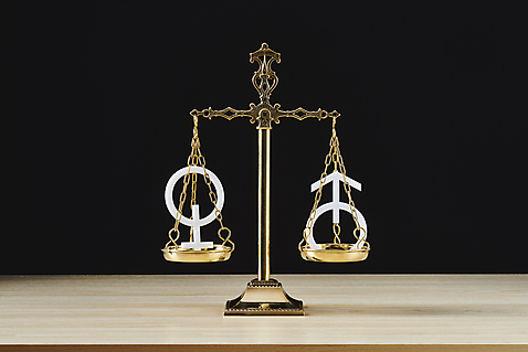 포토 백그라운드 컨셉 실내 저울 내부 검은색 성별기호 평등 파일형식 젠더 검은배경 여자기호 남자기호 양성평등 사회이슈 양팔저울 스튜디오촬영 JPG 사람없음 국내포토