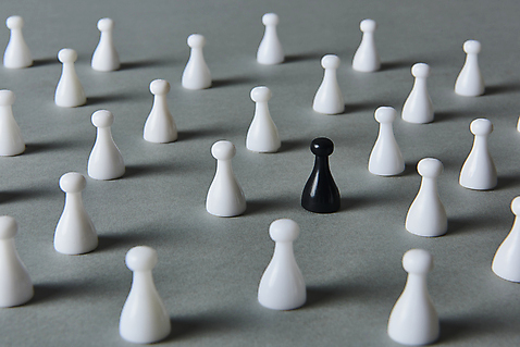 포토 서양인 백그라운드 컨셉 실내 내부 회색 차별 파일형식 백인 회색배경 갈등 사회이슈 인종차별 흑인 스튜디오촬영 JPG 사람없음 말_게임 국내포토