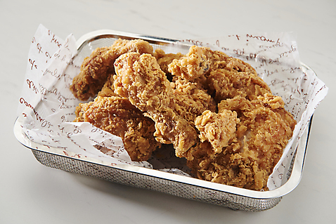 포토 JPG 스튜디오촬영 실내 사람없음 치킨 프라이드치킨 오브젝트 흰배경 야식 튀김망 바삭바삭 국내포토 백그라운드 컨셉 내부 조리도구 흰색 닭고기요리 파일형식