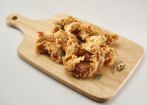 포토 백그라운드 컨셉 도마 실내 내부 목재 치킨 흰색 닭고기요리 파일형식 JPG 사람없음 야식 흰배경 스튜디오촬영 바삭바삭 나무도마 오브젝트 국내포토 프라이드치킨