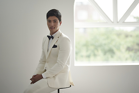 포토 JPG 스튜디오촬영 남자 행복 신랑 결혼 창문 나비넥타이 실내 사랑 한명 앉기 정장 턱시도 상반신 성인 옆모습 30대 한국인 창가 즐거움 성인남자한명만 웨딩촬영 미소_표정 국내포토 1 옷 감정 뷰포인트 모션 넥타이 표정 사람 동양인 이벤트 내부 장년 기념사진 남자한명만 성인남자만 파일형식