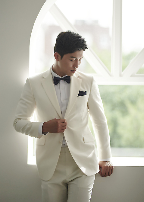 포토 JPG 스튜디오촬영 응시 남자 행복 신랑 결혼 창문 나비넥타이 실내 사랑 한명 서기 정장 턱시도 상반신 성인 앞모습 30대 한국인 창가 즐거움 성인남자한명만 웨딩촬영 국내포토 1 시선 옷 감정 뷰포인트 모션 넥타이 사람 동양인 이벤트 내부 장년 기념사진 남자한명만 성인남자만 파일형식
