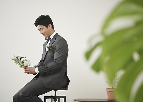 포토 JPG 스튜디오촬영 응시 남자 행복 부케 신랑 결혼 나비넥타이 실내 사랑 한명 들기 앉기 정장 턱시도 상반신 성인 옆모습 30대 한국인 즐거움 성인남자한명만 웨딩촬영 국내포토 1 시선 옷 감정 뷰포인트 꽃다발 모션 넥타이 사람 동양인 이벤트 내부 장년 기념사진 남자한명만 성인남자만 파일형식