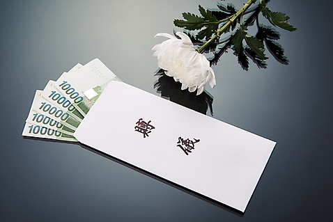 포토 식물 1 꽃 감정 뷰포인트 백그라운드 돈 봉투 실내 내부 회색 오브젝트 송이 장례 파일형식 하이앵글 지폐 JPG 누끼 애도 죽음 추모 장례식 슬픔 장례용품 스튜디오촬영 회색배경 사람없음 국화 위로 한송이 부의금 부의금봉투 국내포토