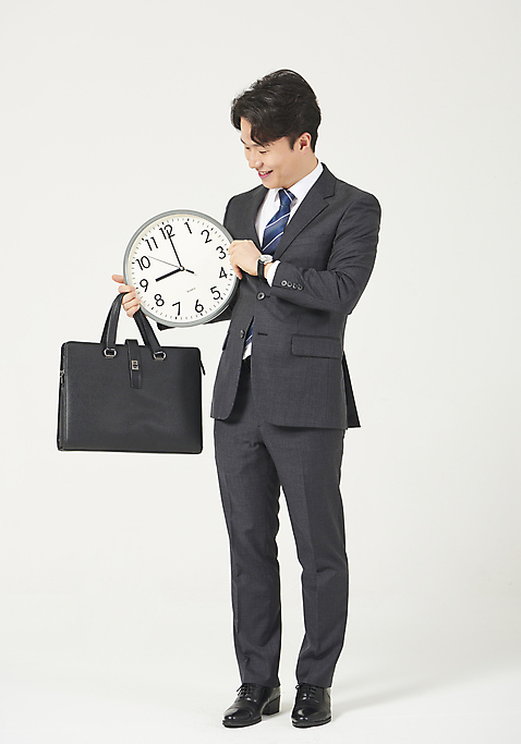 포토 JPG 스튜디오촬영 전신 응시 남자 시계 맨라이프 서류가방 모션 실내 한명 서기 들기 누끼 정장 성인 앞모습 30대 한국인 시간 비즈니스맨 자신감 흰배경 출근 정장구두 9시 성인남자한명만 주52시간근무제 미소_표정 국내포토 1 라이프스타일 시선 옷 감정 구두 뷰포인트 백그라운드 가방 비즈니스 표정 사람 동양인 내부 장년 흰색 직장인 사회이슈 출퇴근 남자한명만 성인남자만 파일형식