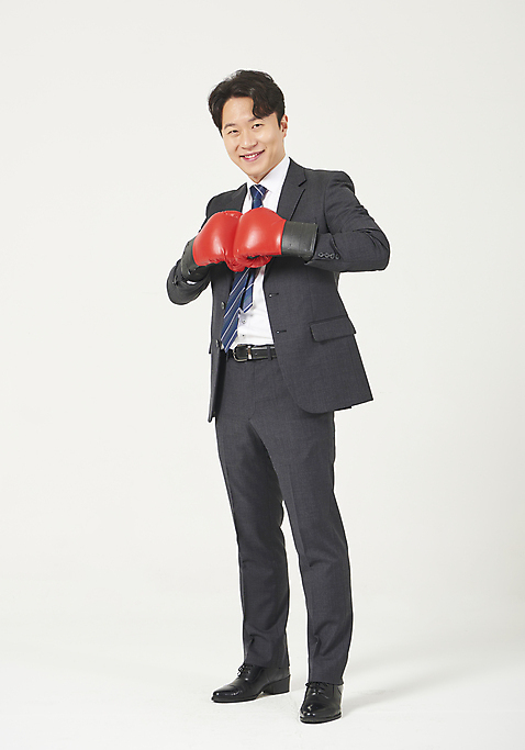 포토 JPG 스튜디오촬영 전신 남자 맨라이프 모션 성공 실내 한명 서기 누끼 정장 성인 옆모습 30대 한국인 권투글러브 비즈니스맨 자신감 흰배경 정장구두 성인남자한명만 미소_표정 국내포토 1 라이프스타일 옷 감정 구두 뷰포인트 백그라운드 컨셉 비즈니스 표정 사람 동양인 내부 장년 글러브 흰색 직장인 남자한명만 성인남자만 파일형식