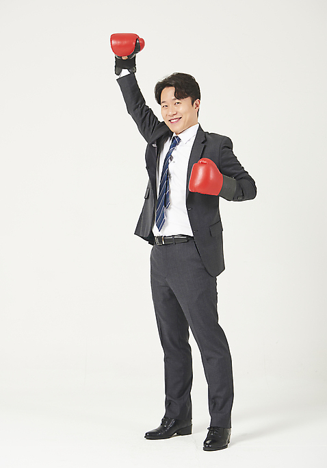 포토 JPG 스튜디오촬영 전신 남자 맨라이프 모션 성공 실내 한명 서기 누끼 정장 성인 옆모습 30대 파이팅 한국인 권투글러브 비즈니스맨 자신감 흰배경 정장구두 성인남자한명만 미소_표정 국내포토 1 라이프스타일 옷 감정 구두 뷰포인트 백그라운드 컨셉 비즈니스 표정 사람 동양인 내부 장년 글러브 흰색 직장인 남자한명만 성인남자만 파일형식