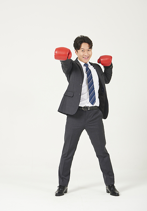 포토 JPG 스튜디오촬영 전신 남자 맨라이프 모션 성공 실내 한명 서기 누끼 정장 성인 앞모습 30대 한국인 권투글러브 비즈니스맨 자신감 흰배경 정장구두 성인남자한명만 국내포토 1 라이프스타일 옷 감정 구두 뷰포인트 백그라운드 컨셉 비즈니스 사람 동양인 내부 장년 글러브 흰색 직장인 남자한명만 성인남자만 파일형식