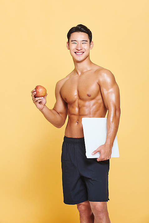 포토 JPG 스튜디오촬영 응시 남자 다이어트 근육 실내 건강 한명 서기 들기 누끼 상반신 20대 성인 앞모습 헬스 한국인 사과 보디빌딩 보디빌더 트레이너 체중계 노란배경 바디케어 복근 성인남자한명만 식단관리 바디프로필 미소_표정 국내포토 1 시선 뷰포인트 백그라운드 과일 모션 표정 사람 동양인 청년 내부 운동 노란색 남자한명만 성인남자만 파일형식