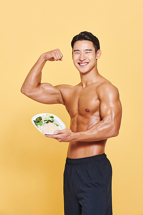 포토 JPG 스튜디오촬영 남자 다이어트 근육 실내 건강 한명 서기 들기 누끼 상반신 20대 성인 옆모습 헬스 주먹 샐러드 한국인 보디빌딩 보디빌더 트레이너 노란배경 닭가슴살 바디케어 복근 성인남자한명만 식단관리 바디프로필 미소_표정 국내포토 1 음식 뷰포인트 백그라운드 모션 표정 사람 동양인 청년 내부 운동 노란색 닭고기 남자한명만 성인남자만 파일형식