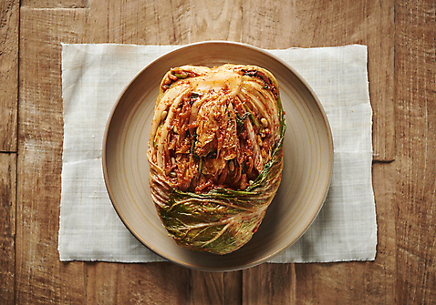 포토 1 전통 식기 한식 음식 뷰포인트 백그라운드 김치 실내 내부 갈색 플랫 파일형식 한포기 접시 JPG 전통음식 발효음식 사람없음 김장 오브젝트 스튜디오촬영 갈색배경 누끼 플랫레이 하이앵글 포기김치 나무배경 발효 국내포토