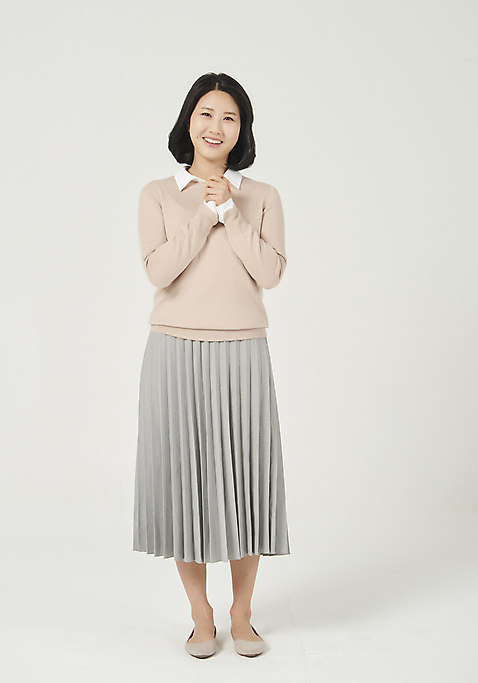포토 JPG 스튜디오촬영 전신 여자 행복 엄마 실내 한명 서기 누끼 성인 앞모습 30대 한국인 흰배경 주부 성인여자한명만 미소_표정 국내포토 1 감정 뷰포인트 백그라운드 가족 모션 표정 사람 동양인 내부 장년 흰색 여자한명만 성인여자만 파일형식