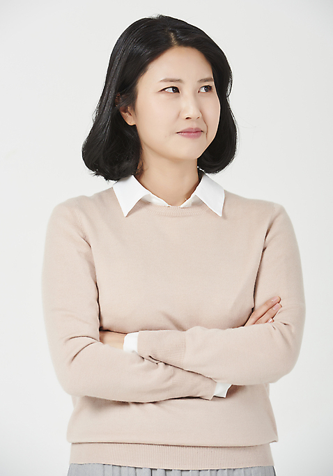 포토 JPG 스튜디오촬영 여자 엄마 실내 한명 서기 누끼 상반신 성인 앞모습 30대 팔짱 한국인 슬픔 짜증 고민 흰배경 주부 성인여자한명만 국내포토 1 감정 뷰포인트 백그라운드 가족 모션 사람 동양인 내부 장년 흰색 여자한명만 성인여자만 파일형식