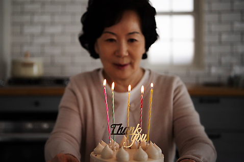 포토 JPG 여자 기념일 노년 촛불 실내 한명 앉기 상반신 앞모습 아웃포커스 실버라이프 주방 어둠 한국인 축하 생일 60대 생일케이크 생일축하 노인여자한명만 국내포토 1 라이프스타일 뷰포인트 컨셉 초 모션 촬영기법 사람 동양인 이벤트 성인 내부 케이크 여자한명만 노인여자만 파일형식