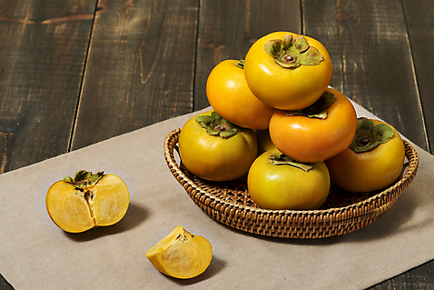 포토 웰빙 다수 백그라운드 농업 과일 모션 실내 감 내부 바구니 생태계 건강식품 영양소 파일형식 쌓기 라탄바구니 JPG 자연 유기농 오브젝트 농작물 스튜디오촬영 사람없음 신선 단감 단면 여러개 비타민 슈퍼푸드 나무배경 국내포토