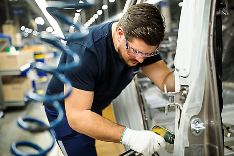 포토 외국인 직업 1 시선 유럽 산업 육상교통 뷰포인트 공장 공업 모션 사람 청년 내부 공구 안전장비 남자한명만 성인남자만 파일형식 JPG 성인 남자 자동차 체코 서양인 실내 드라이버 보안경 응시 작업 옆모습 서기 한명 성인남자한명만 20대 상반신 자동차공장 작업장 노동자 국내포토