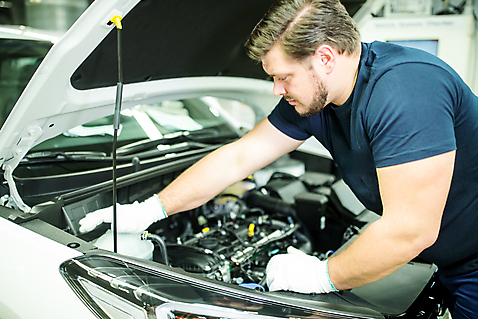 포토 외국인 직업 1 시선 유럽 산업 육상교통 뷰포인트 공장 공업 모션 사람 청년 내부 남자한명만 성인남자만 파일형식 한명 성인남자한명만 20대 서기 옆모습 응시 상반신 엔진 작업 JPG 성인 남자 자동차 체코 서양인 실내 자동차공장 작업장 노동자 국내포토