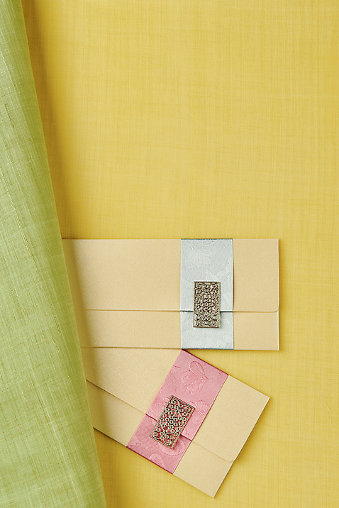 포토 전통 명절 기념일 뷰포인트 컬러 봉투 한국 실내 내부 초록색 직물 오브젝트 파일형식 연두색 세뱃돈 설날 돈봉투 용돈 전통소품 새해 모시 원단샘플 질감 천 백그라운드 스튜디오촬영 하이앵글 노란색 JPG 사람없음 한국전통 국내포토