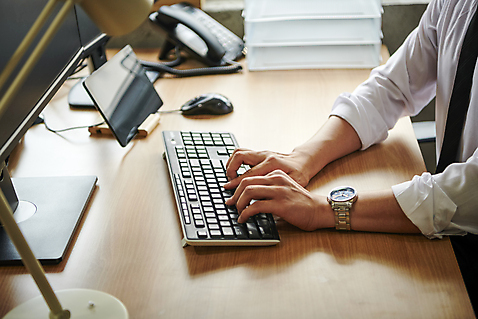 포토 1 라이프스타일 남자 뷰포인트 회사 비즈니스 조명 사람 동양인 청년 내부 전자제품 스마트기기 컴퓨터 작업 직장인 증권 분석가 남자한명만 성인남자만 파일형식 증권가 증권분석가 모니터 스탠드 태블릿 타이핑 키보드 옆모습 한명 20대 한국인 업무 사무실 실내 애널리스트 근접촬영 JPG 증권회사 비즈니스맨 상반신 성인남자한명만 성인 비즈니스라이프 투자분석가 직장 국내포토