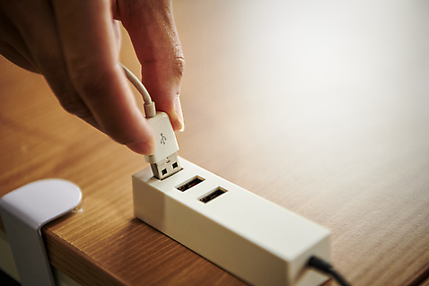 포토 라이프스타일 여자 뷰포인트 회사 비즈니스 모션 사람 내부 신체부위 직장인 USB 파일형식 잡기 꽂음 usb허브 USB케이블 usb포트 손 사무실 실내 근접촬영 JPG 비즈니스우먼 비즈니스라이프 직장 국내포토