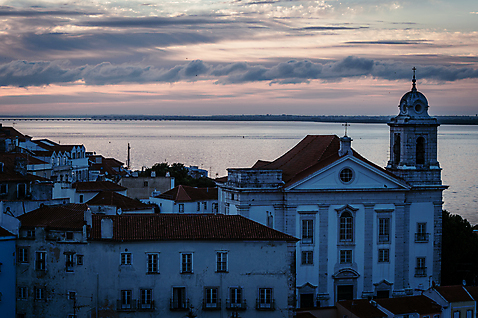 포토 주간 자연요소 해외 건축물 유럽 서양건축 풍경 건물 도시 파일형식 유럽건축 주택 구름 하늘 해안도시 유럽풍경 사람없음 포르투갈 리스본 아침 바다 JPG 야외 해외풍경 국내포토