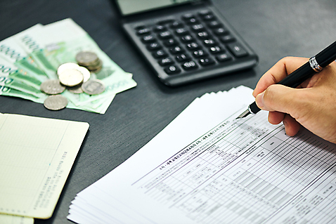 포토 노년 백그라운드 돈 문구용품 실내 사람 동양인 성인 내부 신체부위 금융 경제 펜 검은색 장비 재산 남자한명만 노인남자만 파일형식 JPG 오브젝트 노인남자한명만 남자 한국인 스튜디오촬영 비즈니스 세금 60대 연말정산 손 볼펜 기록 문서작성 문서 계산기 지폐 동전 통장 검은배경 계산 국내포토