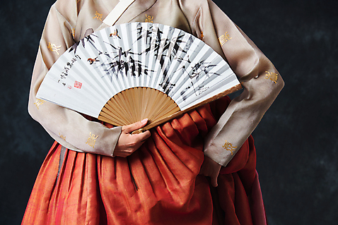 포토 1 한국전통 전통 명절 기념일 뷰포인트 백그라운드 모션 문화예술 실내 사람 동양인 청년 내부 검은색 춤 전통의상 전통무용 여자한명만 성인여자만 파일형식 앞모습 JPG 추석 예술 한국무용 누끼 성인여자한명만 여자 한복 20대 한명 성인 한국인 검은배경 스튜디오촬영 상반신 들기 부채 서기 국내포토