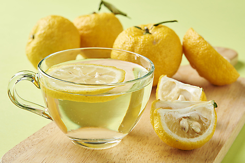 포토 웰빙 다수 백그라운드 농업 과일 휴식 도마 실내 내부 목재 초록색 차_음료 생태계 건강식품 영양소 파일형식 티타임 나무도마 유자차 자연 유기농 오브젝트 스튜디오촬영 슈퍼푸드 비타민 누끼 농작물 JPG 사람없음 신선 유자 초록배경 여러개 단면 과일차 국내포토