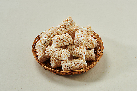 포토 음식 다수 백그라운드 컨셉 디저트 실내 내부 바구니 과자 회색 강정 파일형식 쌀과자 여러개 라탄바구니 JPG 전통과자 스튜디오촬영 복고 누끼 사람없음 추억 생과자 회색배경 쌀강정 뻥튀기 국내포토