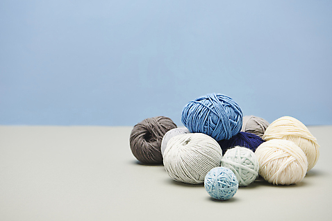 포토 계절 다수 백그라운드 모션 실내 내부 파란색 감각 실 파일형식 JPG 따뜻함 질감 재질 겨울 포근함 오브젝트 털실 사람없음 스튜디오촬영 파란배경 여러개 쌓기 재료 부자재 실뭉치 국내포토