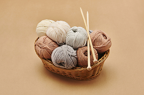 포토 계절 다수 백그라운드 모션 실내 내부 갈색 바구니 감각 실 파일형식 대바늘 라탄바구니 JPG 따뜻함 질감 재질 겨울 포근함 오브젝트 털실 사람없음 스튜디오촬영 갈색배경 여러개 쌓기 재료 부자재 실뭉치 국내포토