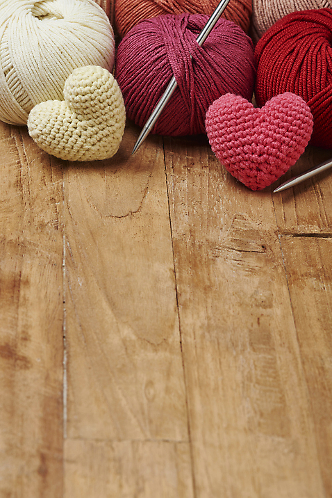 포토 JPG 스튜디오촬영 겨울 재료 재질 실내 따뜻함 근접촬영 사람없음 여러개 하트 털실 포근함 오브젝트 질감 실뭉치 대바늘 부자재 나무배경 국내포토 모양 계절 뷰포인트 다수 백그라운드 내부 감각 실 파일형식