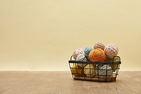 포토 계절 다수 백그라운드 모션 바닥 실내 내부 바구니 감각 실 베이지색 파일형식 철바구니 JPG 따뜻함 질감 재질 겨울 포근함 오브젝트 털실 사람없음 스튜디오촬영 나무바닥 베이지색배경 여러개 쌓기 재료 부자재 실뭉치 국내포토